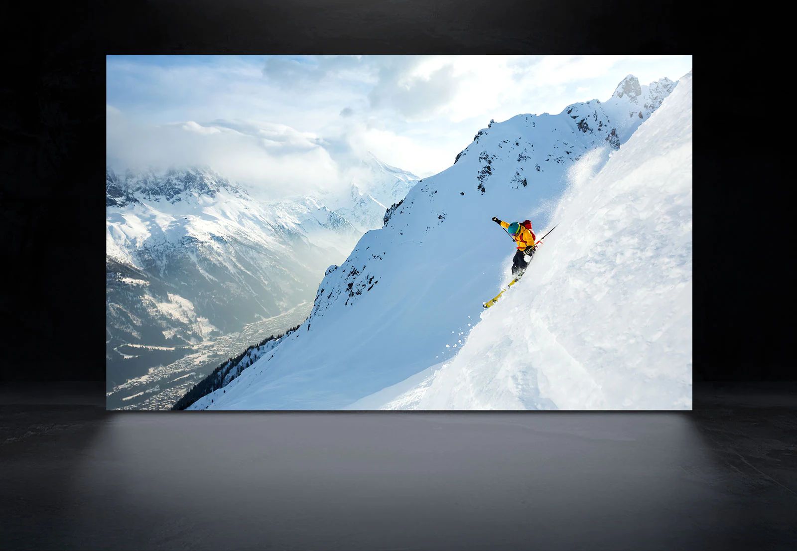 Изображение человека, катающегося на лыжах в заснеженных горах, показанное для сравнения яркости и резкости на экранах LG OLED и LG OLED evo. (просмотр видео)