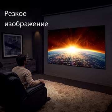 Мужчина на диване в темной комнате смотрит телевизор с изображением солнца, восходящего над землей