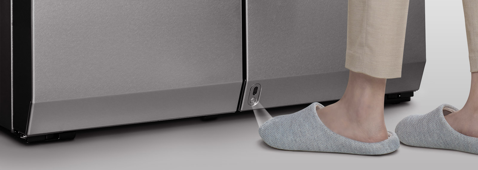 Левая нога приближается к сенсору авто-открытия дверцы холодильника LG SIGNATURE.