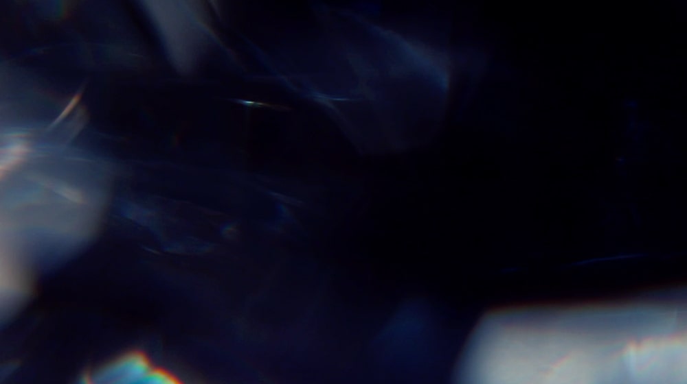 Показаны куски стекла, символизирующие черное стекло холодильника LG SIGNATURE.