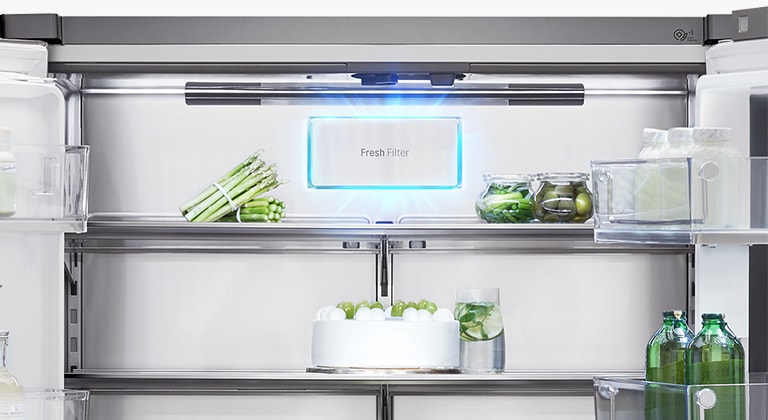 Крупный план фильтра свежести, обеспечивающего циркуляцию воздуха, на стальной стенке холодильника LG SIGNATURE.