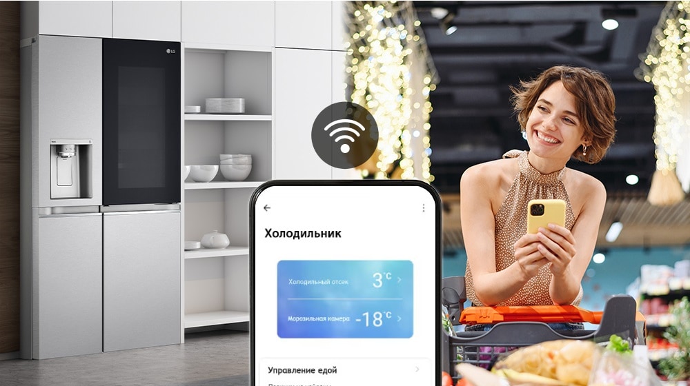 На изображении справа изображена женщина, стоящая в продуктовом магазине и смотрящая на свой телефон.