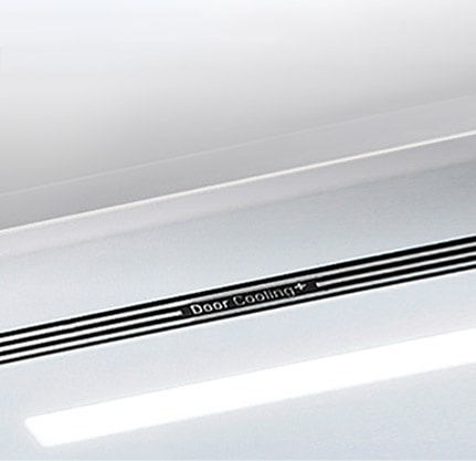 Диагональный вид на верхнюю часть холодильника, показывающий мягкое светодиодное освещение.