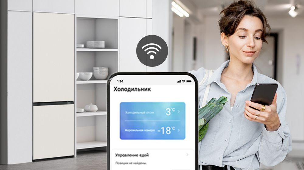 Женщина смотрит на свой мобильный телефон.