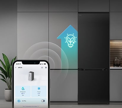 Холодильник LG с нижней морозильной камерой (GC-B640FEKM) со смартфоном, где открыто приложение ThinQ, и голубой значок ИИ рядом с холодильником	