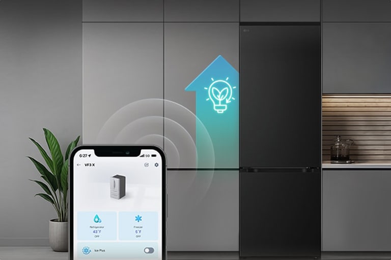 Холодильник LG с нижней морозильной камерой (GC-B640FEKM) со смартфоном, где открыто приложение ThinQ, и голубой значок ИИ рядом с холодильником	