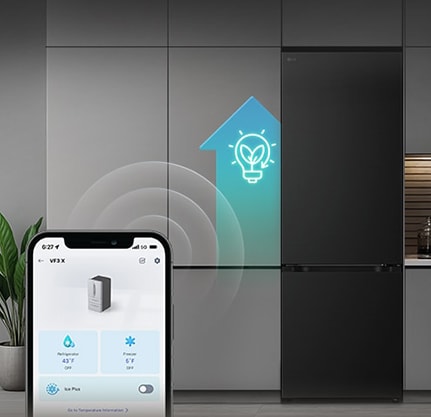 Холодильник LG с нижней морозильной камерой (GC-B640FEKM) со смартфоном, где открыто приложение ThinQ, и голубой значок ИИ рядом с холодильником	