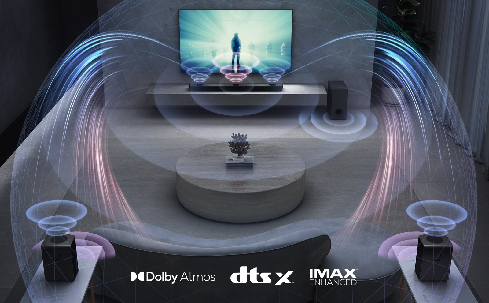 В гостиной телевизор LG на стене, на экране фильм. Саундбар LG находится прямо под телевизором на серой полке, рядом стоит сабвуфер. Комплект из 2 тыловых динамиков находится в задней части гостиной. Графика звуковых эффектов выходит из каждого динамика. Логотип Dolby Atmos и DTS:X, IMAX Enhanced показан в середине нижней части изображения.