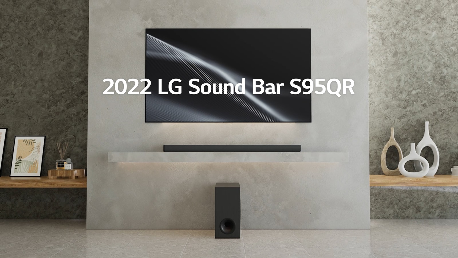 Саундбар LG S95QR и телевизор LG стоят на полке в гостиной. Телевизор включен, на экране чёрно-белая графика. Новый беспроводной сабвуфер размещен под полкой.