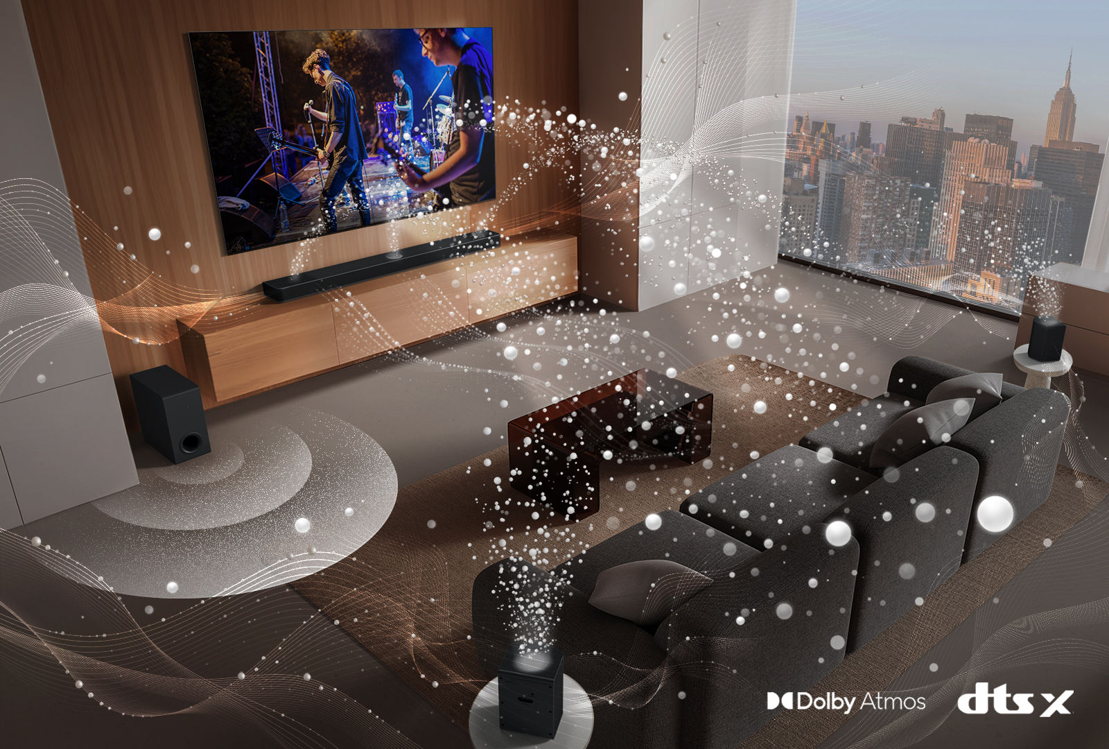 Телевизор LG TV, звуковая панель LG Soundbar, задние динамики и сабвуфер находятся в гостиной небоскреба, где воспроизводится музыкальный спектакль. Белые звуковые волны, состоящие из капель, исходят из звуковой панели и задних динамиков, огибая диван и жилое пространство. Сабвуфер создает звуковой эффект снизу. Логотип Dolby Atmos Логотип DTS X