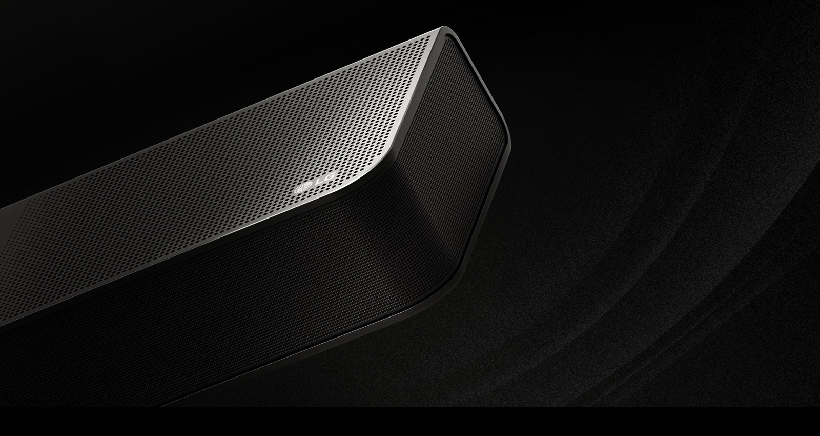 Звуковая панель LG Soundbar на черном фоне раскрывает свой дизайн, начиная с верхней части и переходя к углам. Белые капли выступают из центра и краев звуковой панели, как водопад, изображая восходящий звук.