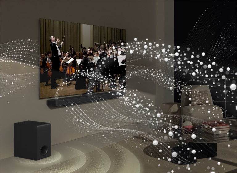 Звуковая панель LG Soundbar, телевизор LG TV и сабвуфер находятся в гостиной, где воспроизводится музыкальный спектакль. Белые капли создают звуковые волны, которые устремляются вверх и вперед от звуковой панели и проецируются на телевизор. Сабвуфер создает звуковой эффект снизу.
