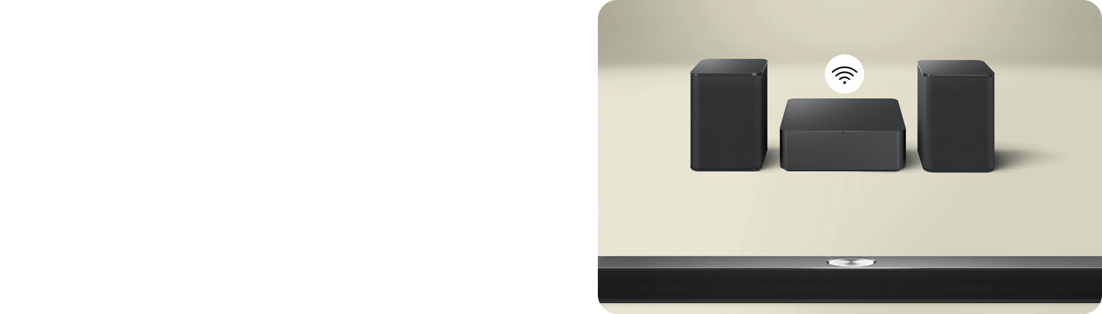 Задние динамики и блок беспроводного подключения напротив звуковой панели LG Soundbar с синими кривыми, иллюстрирующими связь между блоком и звуковой панелью. Над блоком беспроводного подключения расположен черно-белый символ подключения. Затем блок исчезает, а синие кривые, иллюстрирующие подключение, переходят между левым задним динамиком и звуковой панелью. Черно-белый символ подключения теперь находится над задним динамиком.