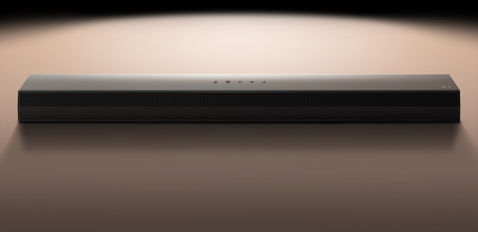 Изображение звуковой панели LG Soundbar на черном фоне, освещенном прожектором. 