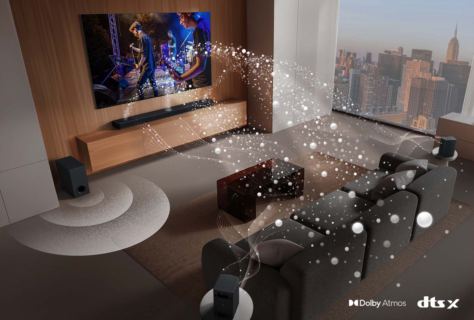 "Звуковая панель LG&nbsp;Soundbar, телевизор LG&nbsp;TV, задние динамики и сабвуфер находятся в гостиной небоскреба, где воспроизводится музыкальное выступление. Белые звуковые волны, состоящие из капель, исходят из звуковой панели Soundbar, огибая диван и жилое пространство. Сабвуфер создает звуковой эффект снизу. Логотип Dolby&nbsp;Atmos Логотип DTS&nbsp;X"