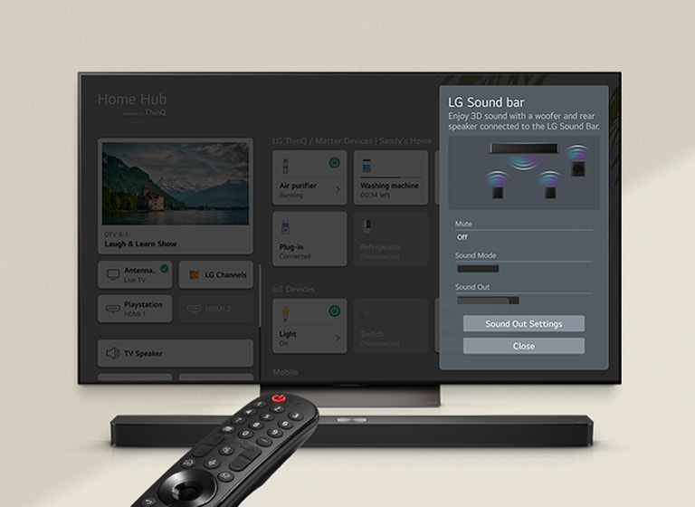 Пульт LG направлен на телевизор LG&nbsp;TV со звуковой панелью LG&nbsp;Soundbar под ним. На экране телевизора LG&nbsp;TV отображается меню WOW-интерфейса.