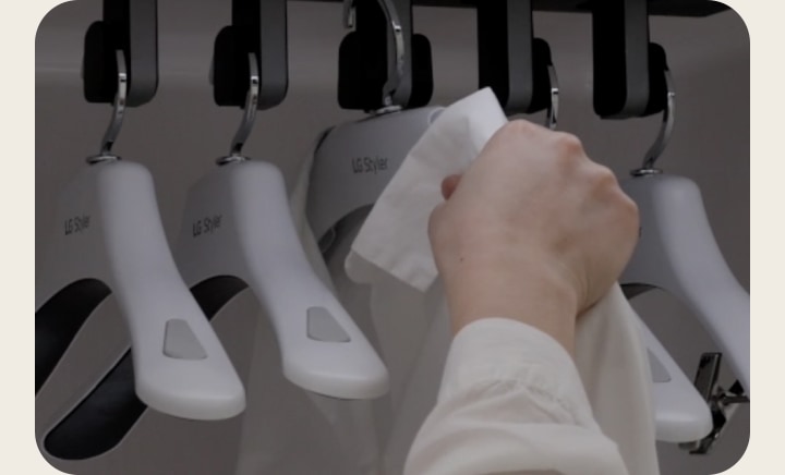 Запуск режима "Быстрое освежение" после размещения одежды в LG Styler
