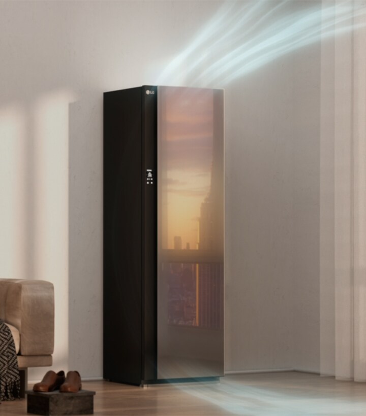 LG Styler в гостиной автоматически улучшает циркуляцию воздуха в помещении. Одежда внутри LG Styler освежается, а уровень влажности в комнате снижается.