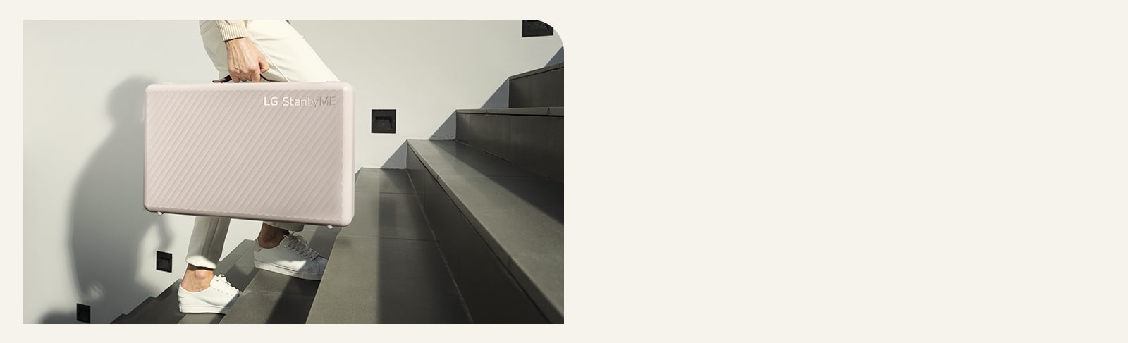 Мужчина носит с собой LG StanbyME Go благодаря его переносной сумке.