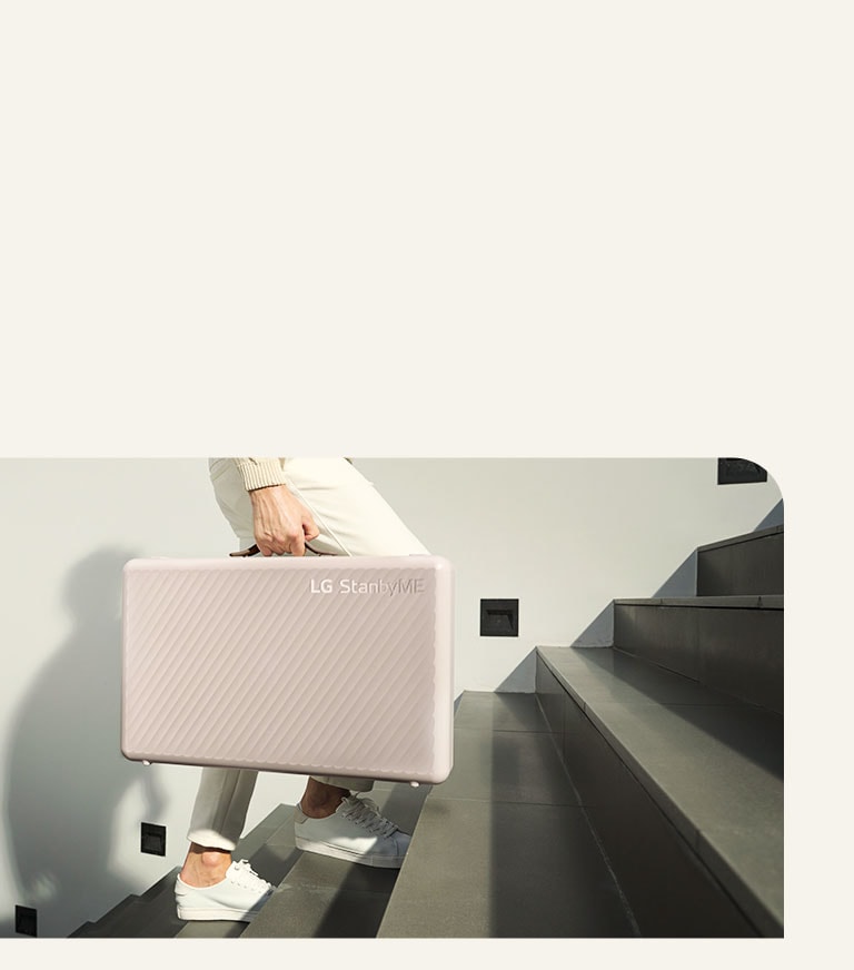 Мужчина носит с собой LG StanbyME Go благодаря его переносной сумке.