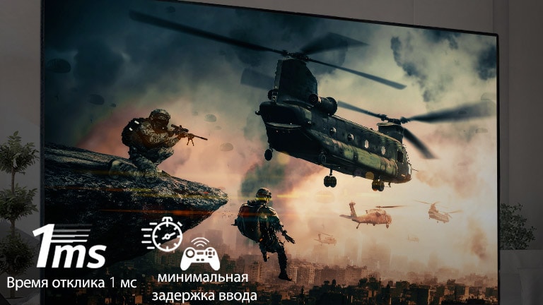 Крупный план геймера, держащего в руках гоночный руль и играющего в автогонки на экране телевизоре.