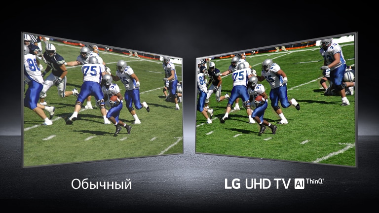 Люди смотрят спортивную игру в гостиной с помощью подключенных через Bluetooth тыловых колонок.