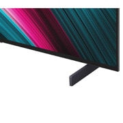 LG Телевизор LG OLED42C5RLA 42'' OLED C5 evo AI 4K 2025, Гостиная с закрепленным на стене LG OLED TV. На телевизоре изображение горного массива на фоне вечернего темного неба со звездами. Изображение разделено пополам для показа насыщенности настоящего черн, OLED42C5RLA, thumbnail 8