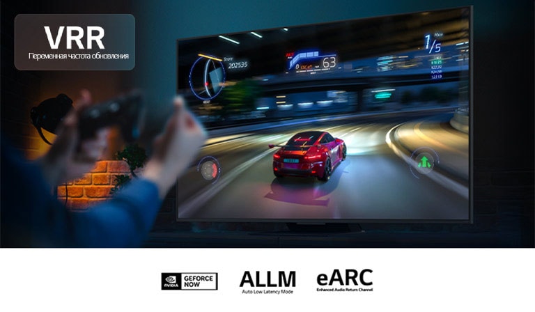 Игровой контроллер в руках перед экраном с видеоигрой автомобильной гонки. Логотип VRR в левом верхнем углу. Представлены логотип GeForce Now и другие сертификаты