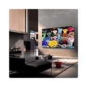LG 65-дюймовый телевизор Смарт ТВ LG Mini RGB evo AI MRGB86 4K&nbsp;, LG Mini RGB evo AI MRGB85 закреплен на стене в просторной современной гостиной и демонстрирует яркое абстрактное произведение искусства с вихревыми разноцветными элементами., 65MRGB86B6A, thumbnail 12
