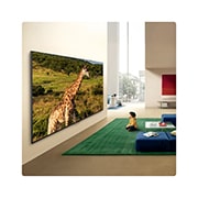 LG 100-дюймовый телевизор Smart&nbsp;TV LG QNED evo AI QNED85 Mini LED 4K 2026, Сверхбольшой телевизор LG QNED evo AI QNED85 Mini LED закреплен на стене в современной гостиной, отображая на широком экране крупномасштабную сцену с астронавтом, которая визуально заполняет комнату и, 100QNED85B6, thumbnail 15