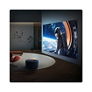 LG 75-дюймовый телевизор Smart&nbsp;TV LG QNED evo AI QNED85 Mini LED 4K 2026, Сверхбольшой телевизор LG QNED evo AI QNED85 Mini LED закреплен на стене в современной гостиной, отображая на широком экране крупномасштабную сцену с астронавтом, которая визуально заполняет комнату и, 75QNED85B6C, thumbnail 15