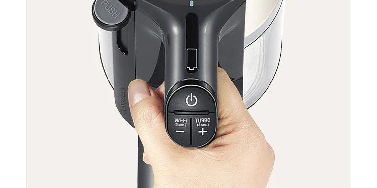 На нем изображена ручка пылесоса и кнопка на ручке.