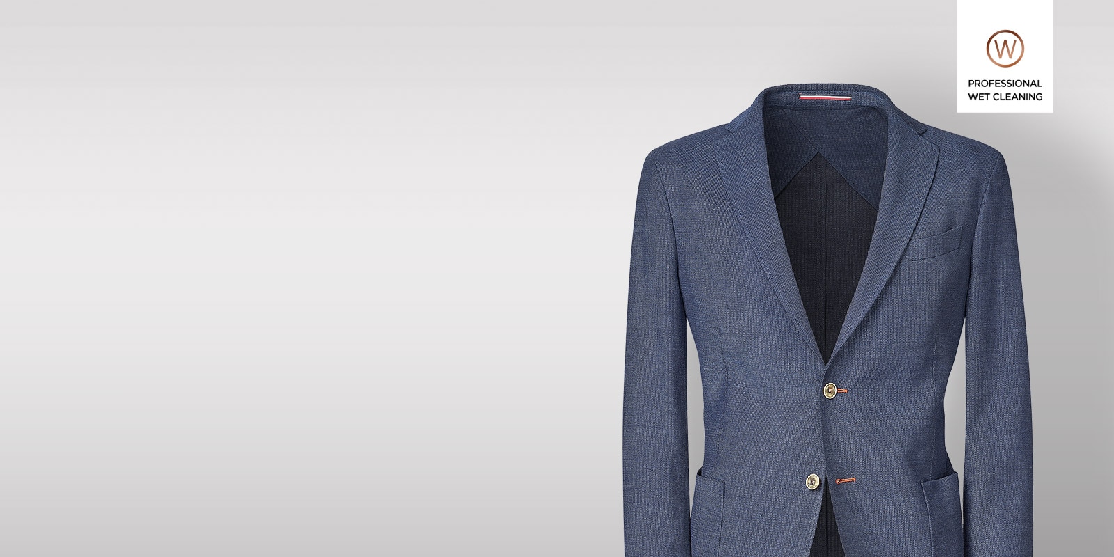 Пиджак помещен на картинке слева, на белом фоне.