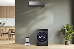 Руководитель LG Electronics держит сертификат аккредитации по кибербезопасности, на заднем плане — графика на тему цифровой безопасности.