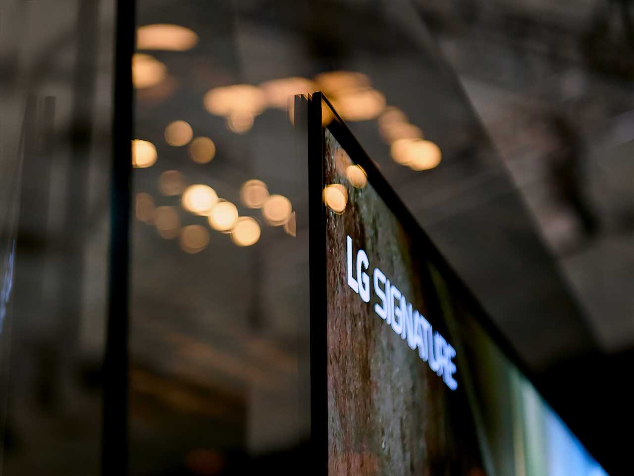 Телевизор LG SIGNATURE с бесшовным дизайном «Изображение на стене» на выставке IFA 2018