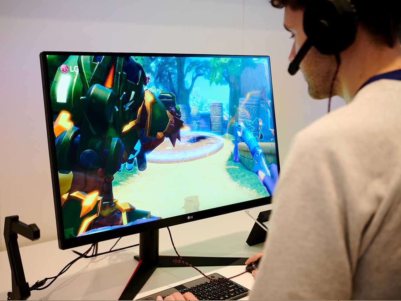 IFA 2018: мужчина играет в видеоигры на мониторе LG 32GK850G в секции видеоигры на выставке