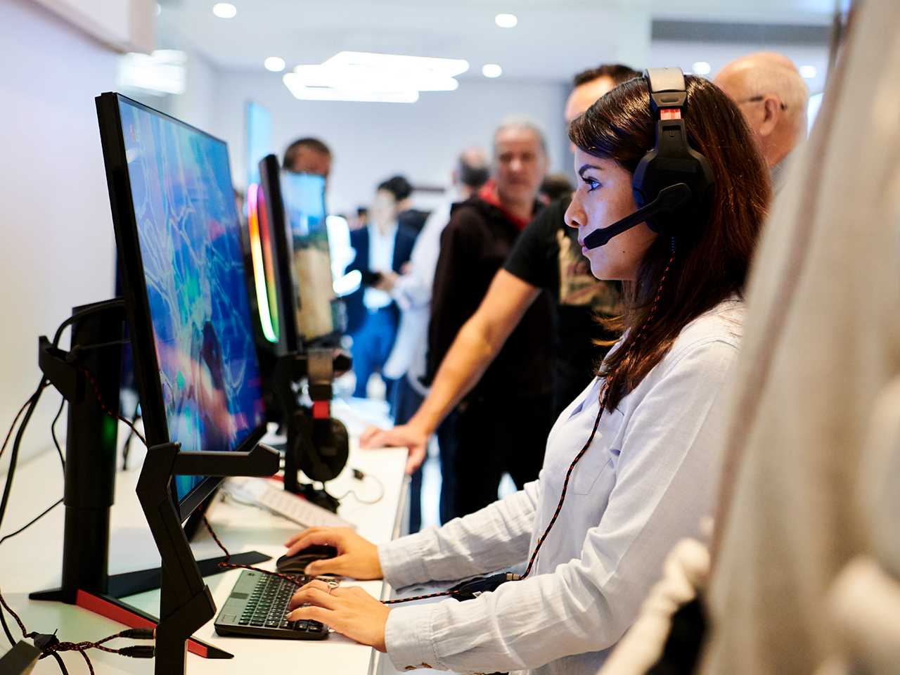 IFA 2018: женщина играет в видеоигры на мониторе LG 27GK750F в секции видеоигры на выставке