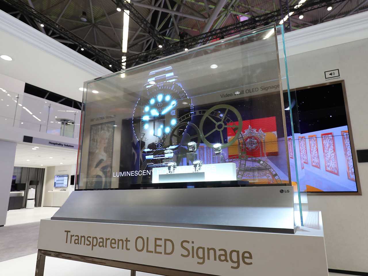 LG-Transparent-OLED-Signage-03-(1).jpg