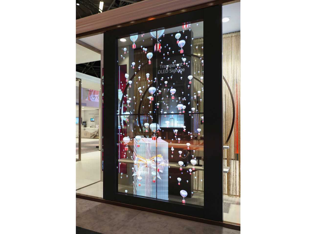 LG-Transparent-OLED-Signage-04.jpg