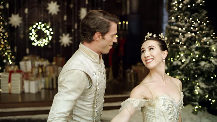 Мужчина и женщина смотрят друг на друга с улыбкой.