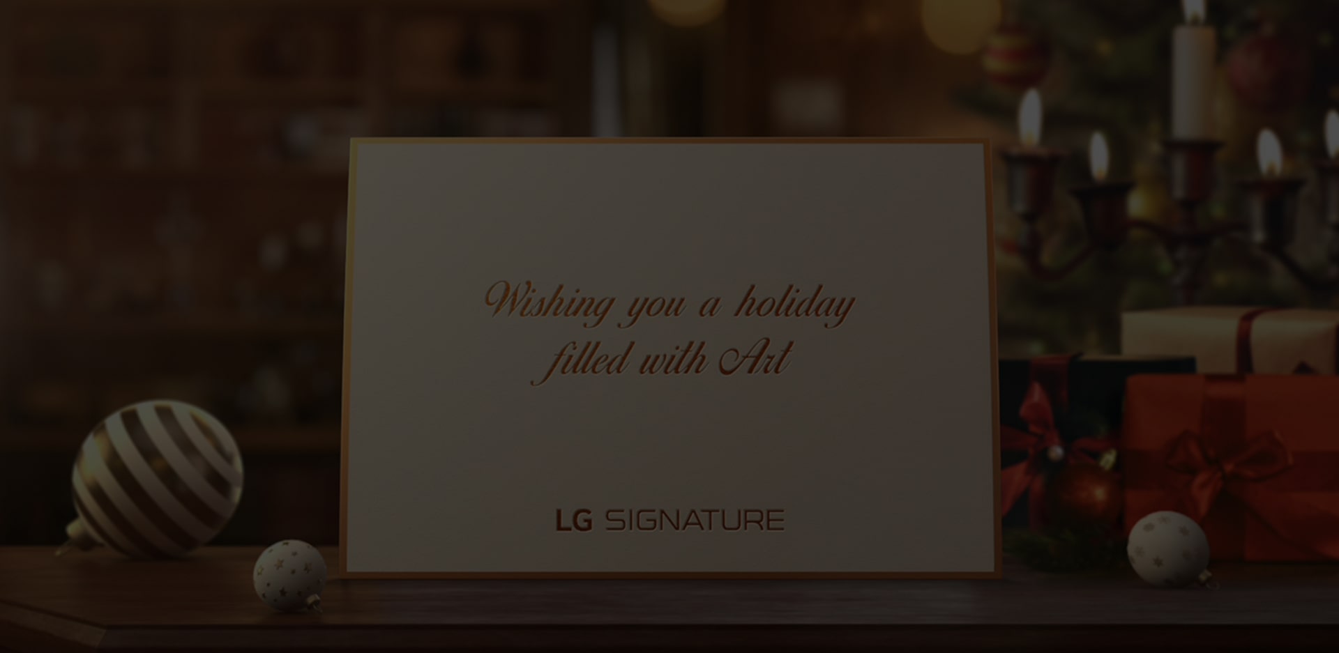 Белая праздничная открытка от LG SIGNATURE на столе.