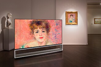 Телевизор LG SIGNATURE OLED 8K на фоне портрета Жанны Самари кисти Огюста Ренуара