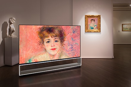 Телевизор LG SIGNATURE OLED 8K на фоне портрета Жанны Самари кисти Огюста Ренуара
