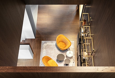 Оранжевые кресла, коричневые журнальные столики, стеклянные книжные полки и бежевый ковер в интерьере просторной гостиной с деревянным полом.