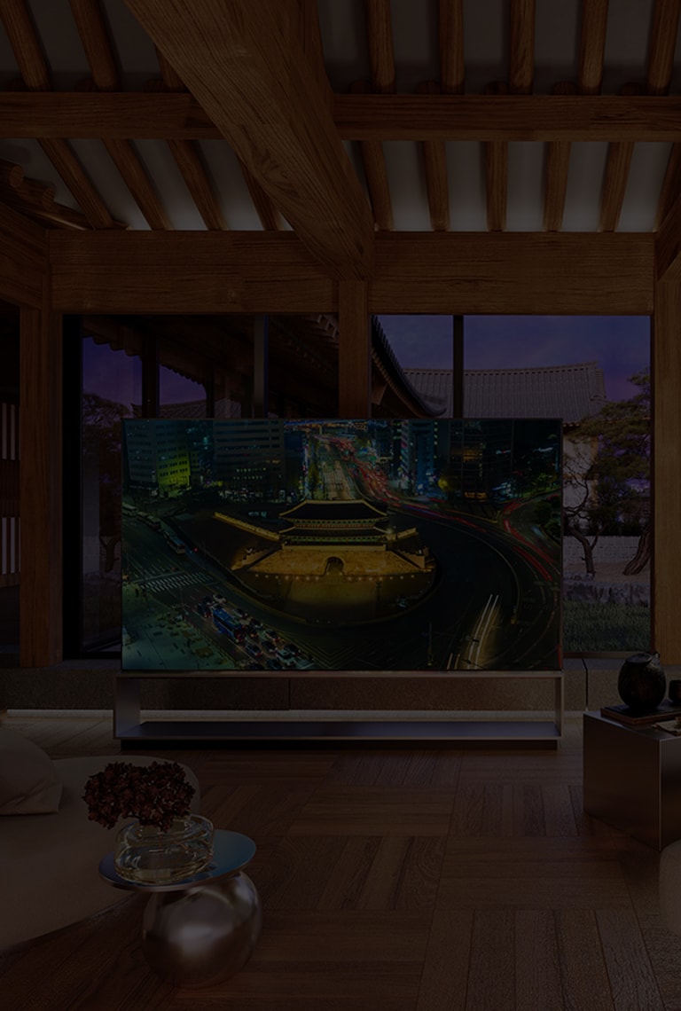 Телевизор LG SIGNATURE OLED 8K в гостиной традиционного корейского дома ханок на фоне Сеула.