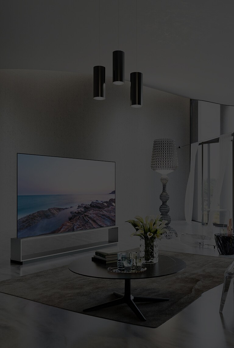 Телевизор LG SIGNATURE OLED 8K ZX в роскошной современной гостиной с предметами мебели от Kartell.
