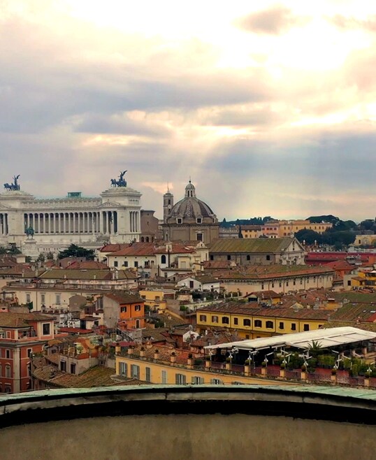 Изображение с панорамным видом Рима.
