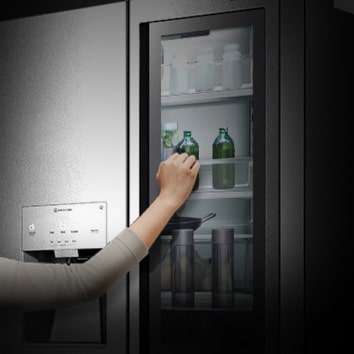 Изображение стеклянной панели InstaView™ холодильника LG SIGNATURE. (Изображение, которое появляется при наведении на него курсора мыши)