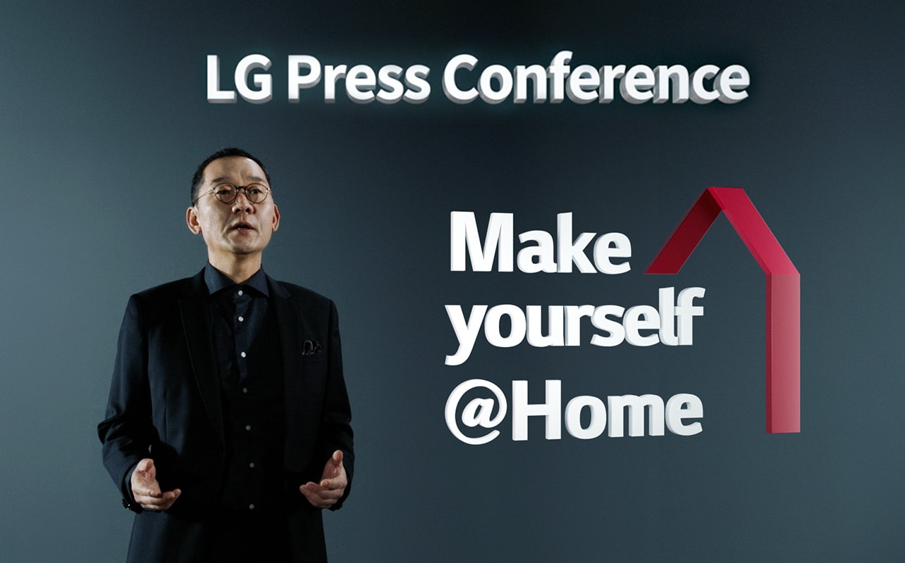 Мужчина в черном костюме произносит речь о функции LG ThinQ «сделай себя как дома» на пресс-конференции LG.