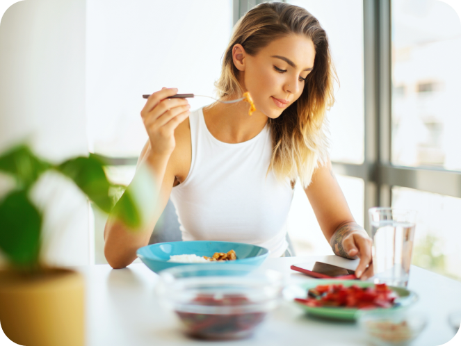 Женщина ест сбалансированный завтрак.